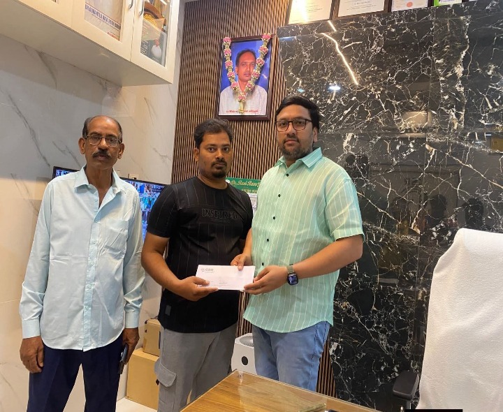 కిడ్నీ వ్యాధి బాధపడుతుడికి ఆర్థిక సహాయం అందజేత