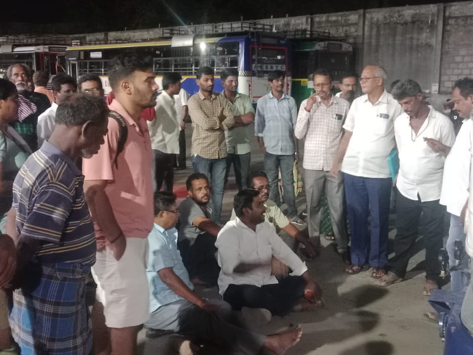 తిరువూరులో బస్సులు కోసం సీపీఎం నిరసన