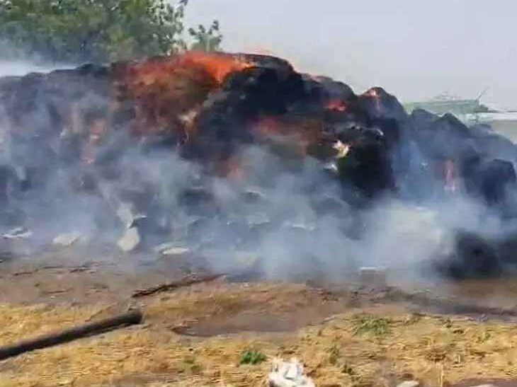 పులిపాడులో గడ్డి వాము దగ్ధం