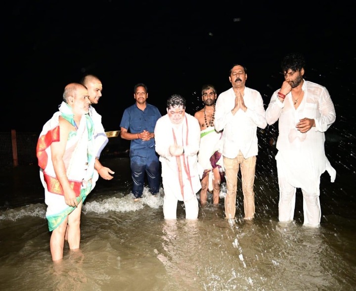 కాళేశ్వరంలో పుణ్యస్నానం ఆచరించిన ఎమ్మెల్యే