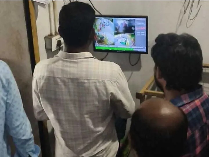 బైక్‌ను అడ్డగించి బ్యాగ్ లాక్కెళ్లారు..!