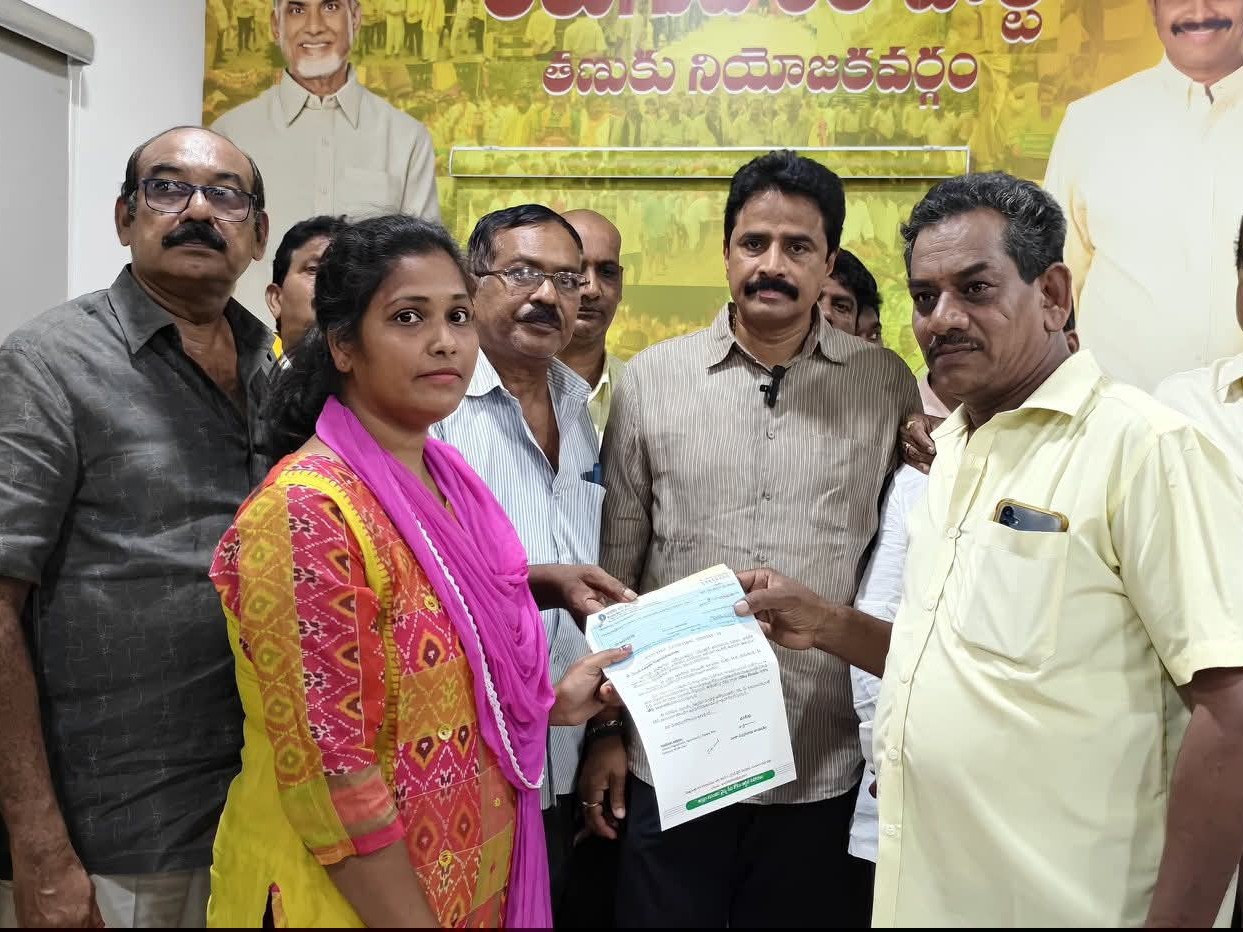 సీఎంఆర్ఎఫ్ చెక్కులను అందజేసిన ఎమ్మెల్యే