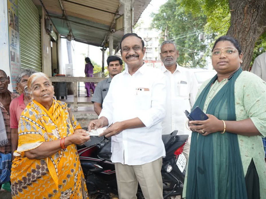 ఎన్టీఆర్ భరోసా పింఛన్లు పంపిణీ చేసిన ఎమ్మెల్యే