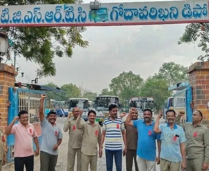ఆర్టీసీని విలీనం చేయాలని కార్మికుల నిరసన