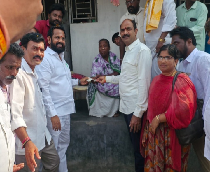 పింఛన్ల పంపిణీలో పాల్గొన్న ఎంపీ