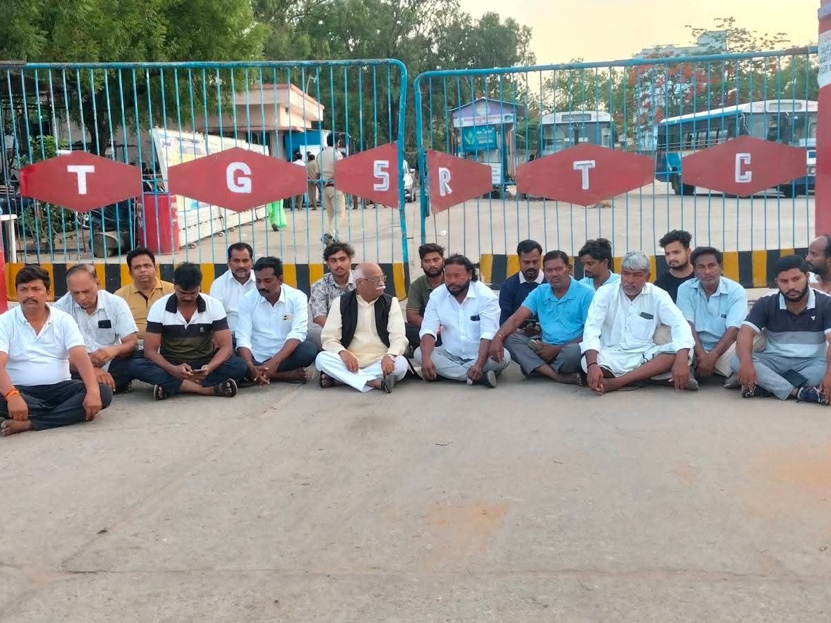 ఆర్టీసీ డిపో ఎదుట విశ్వహిందూ పరిషత్ బజరంగ్ దళ్ నిరసన