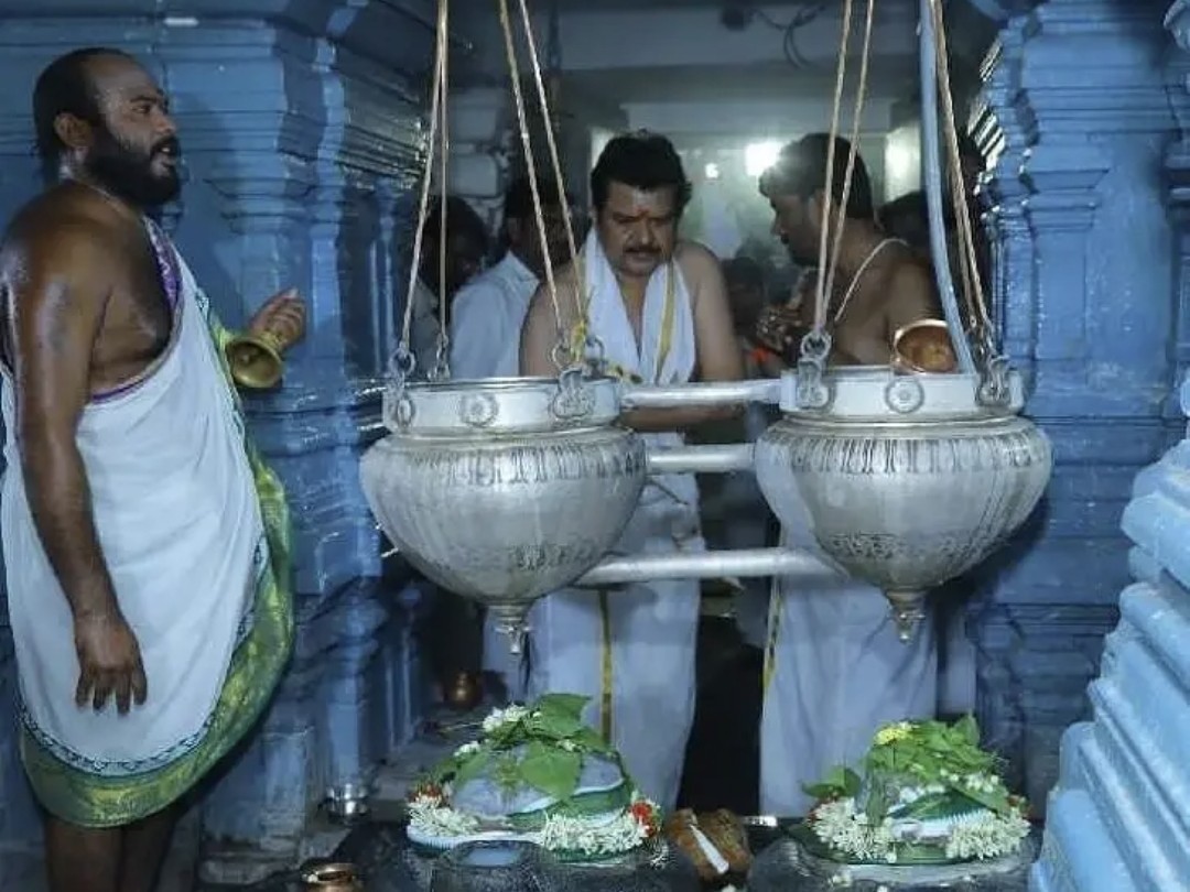 దేవాదాయ శాఖ కమిషనర్ ప్రత్యేక పూజలు