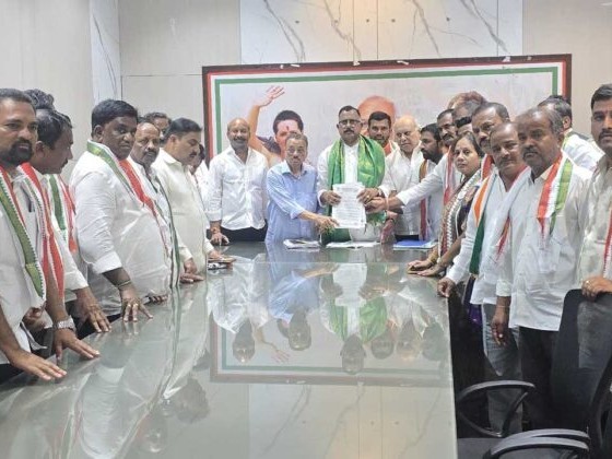 గాంధీ భవన్‌కు జిల్లా కాంగ్రెస్ నేతలు