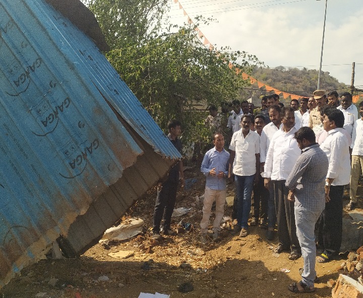 నష్టపోయిన బాధితులను ఆదుకుంటాం: మంత్రి