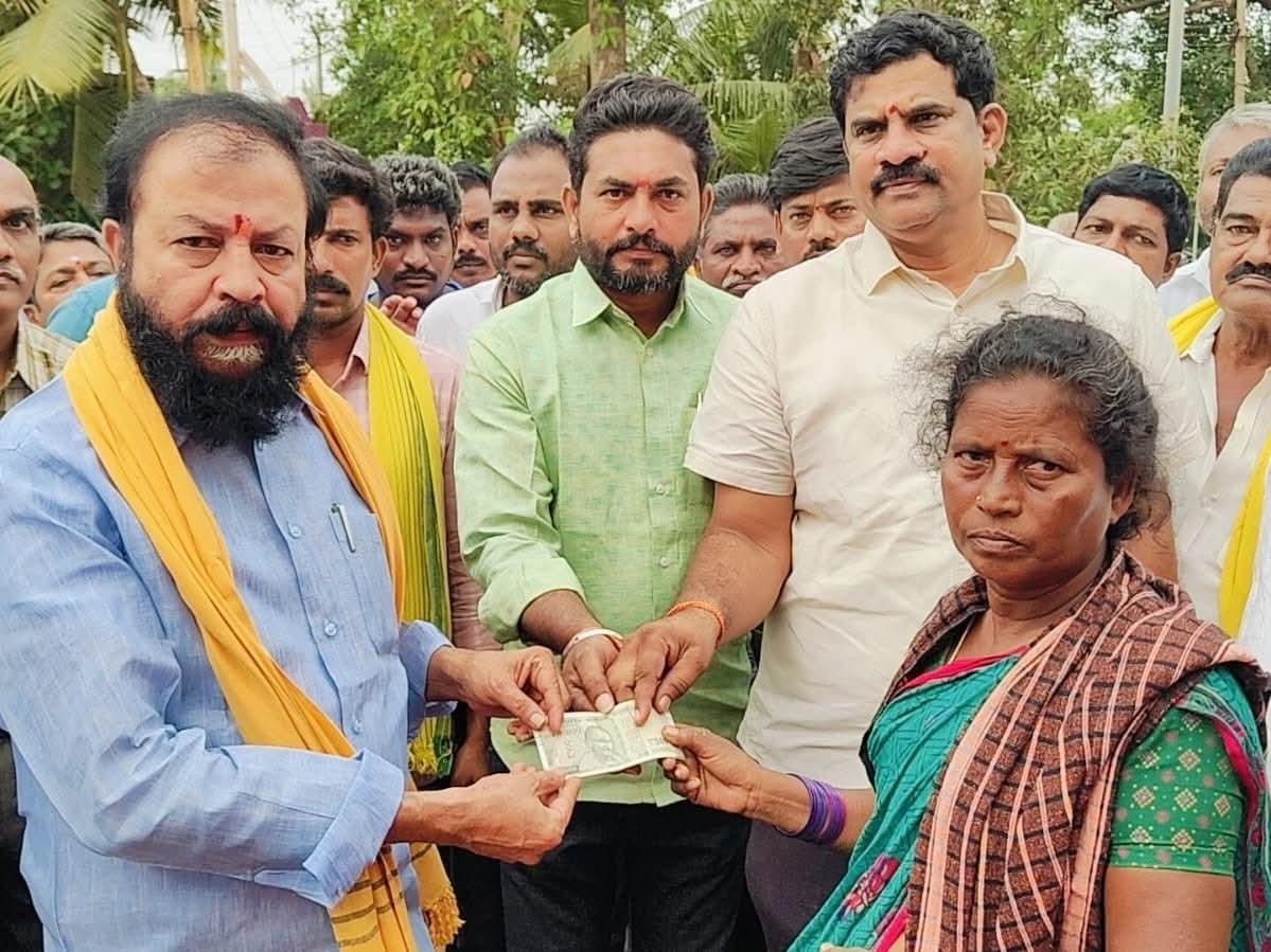దెందులూరులో పెన్షన్లు పంపిణీ చేసిన ఎమ్మెల్యే