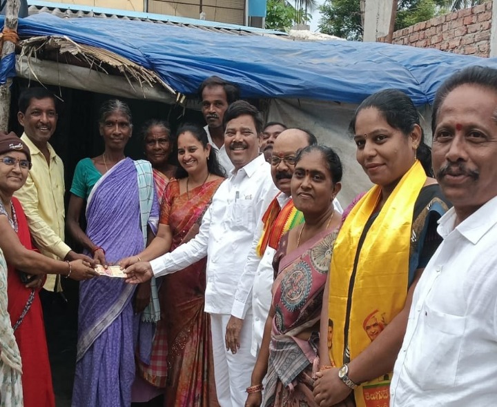 పింఛన్లను పంపిణీ చేసిన టీడీపీ సమన్వయకర్త