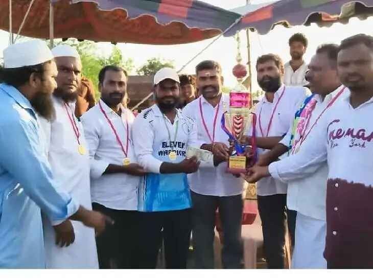 రాంపూర్ క్రికెట్ టోర్నీ విజేతలకు బహుమతులు