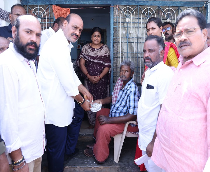 పింఛన్లను పంపిణీ చేసిన మంత్రి అచ్చెన్నాయుడు