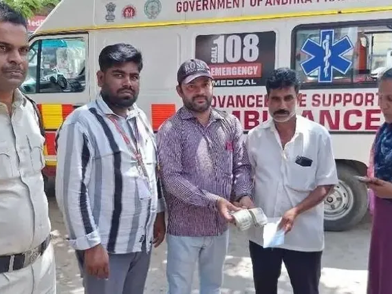నిజాయితీ చాటుకున్న 108 సిబ్బంది