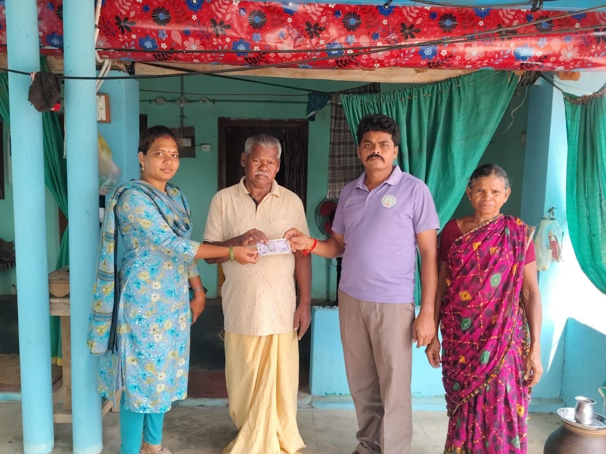 పెన్షన్లు పంపిణీ చేసిన ఎమ్మెల్యే చిర్రి బాలరాజు