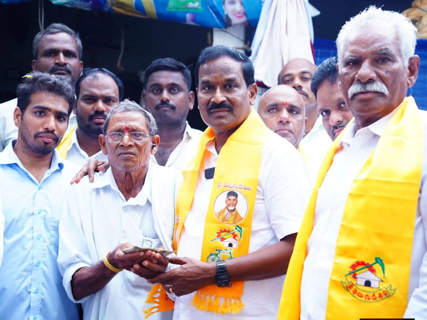 యామర్రులో ఇంటింటికీ పింఛన్లు పంపిణీ చేసిన ఎమ్మెల్యే