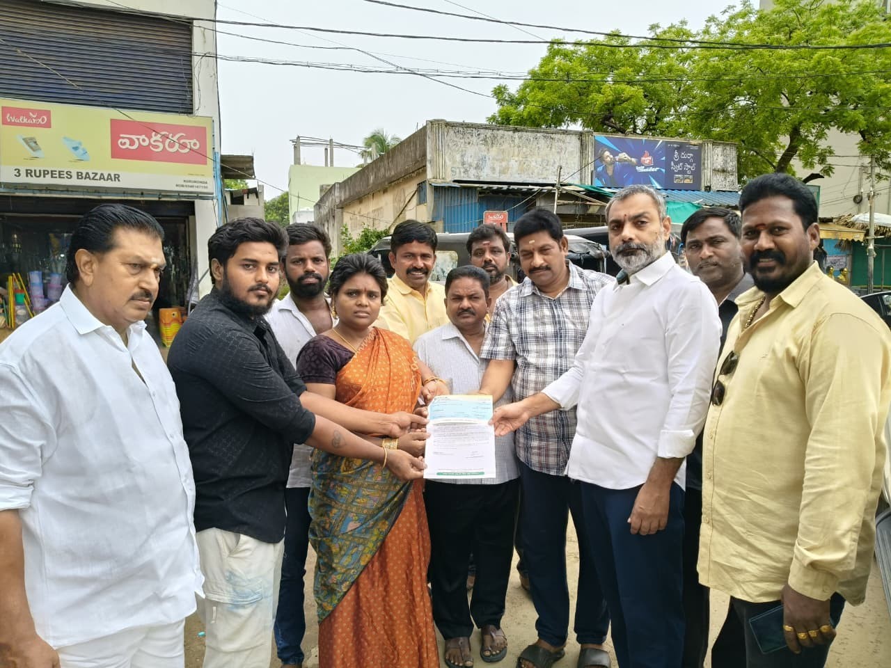 CMRF చెక్కులు అందజేసిన రూడా ఛైర్మన్
