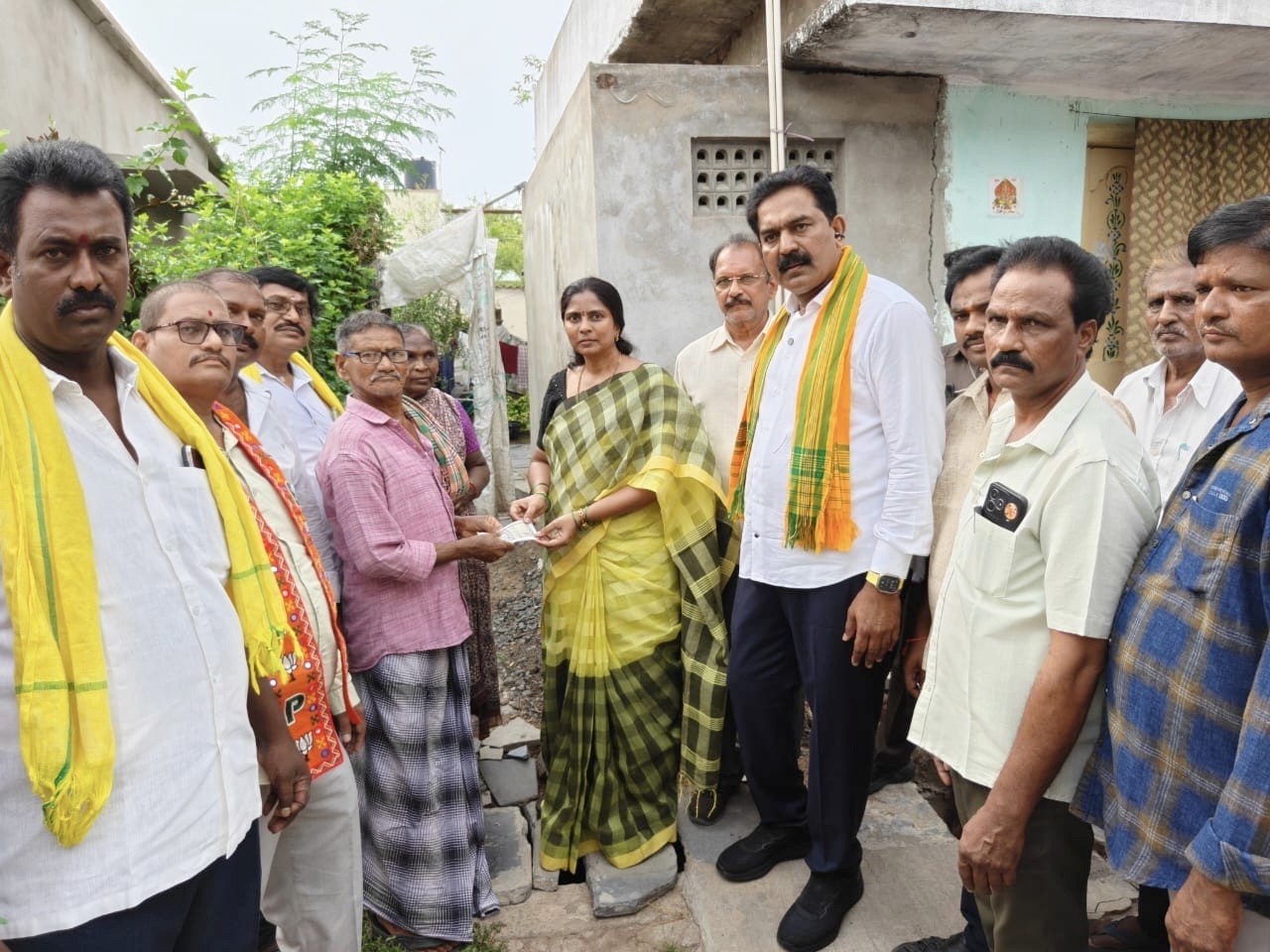 లబ్ధిదారులకు పెన్షన్ అందజేసిన ఎమ్మెల్యే