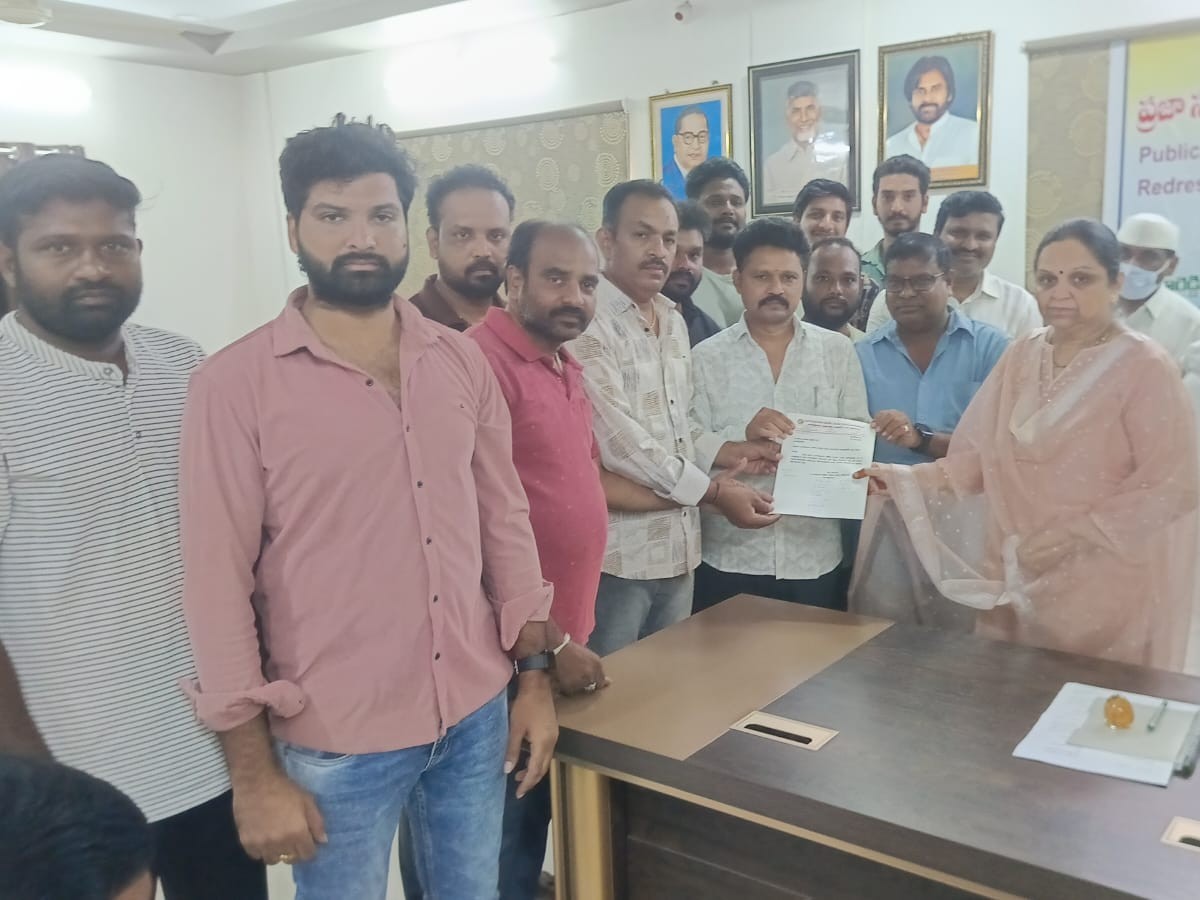 కమ్యూనిటీ హాల్ నిర్మాణం కొరకు వినతి