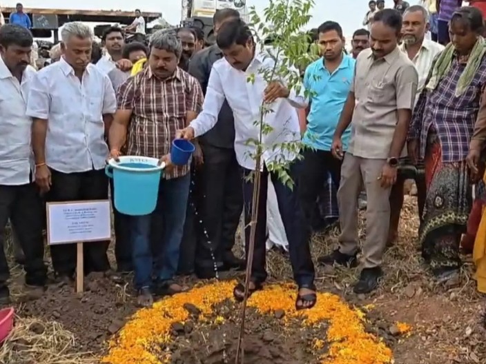 ప్రతి ఒక్కరూ మొక్కలు నాటాలి: మంత్రి