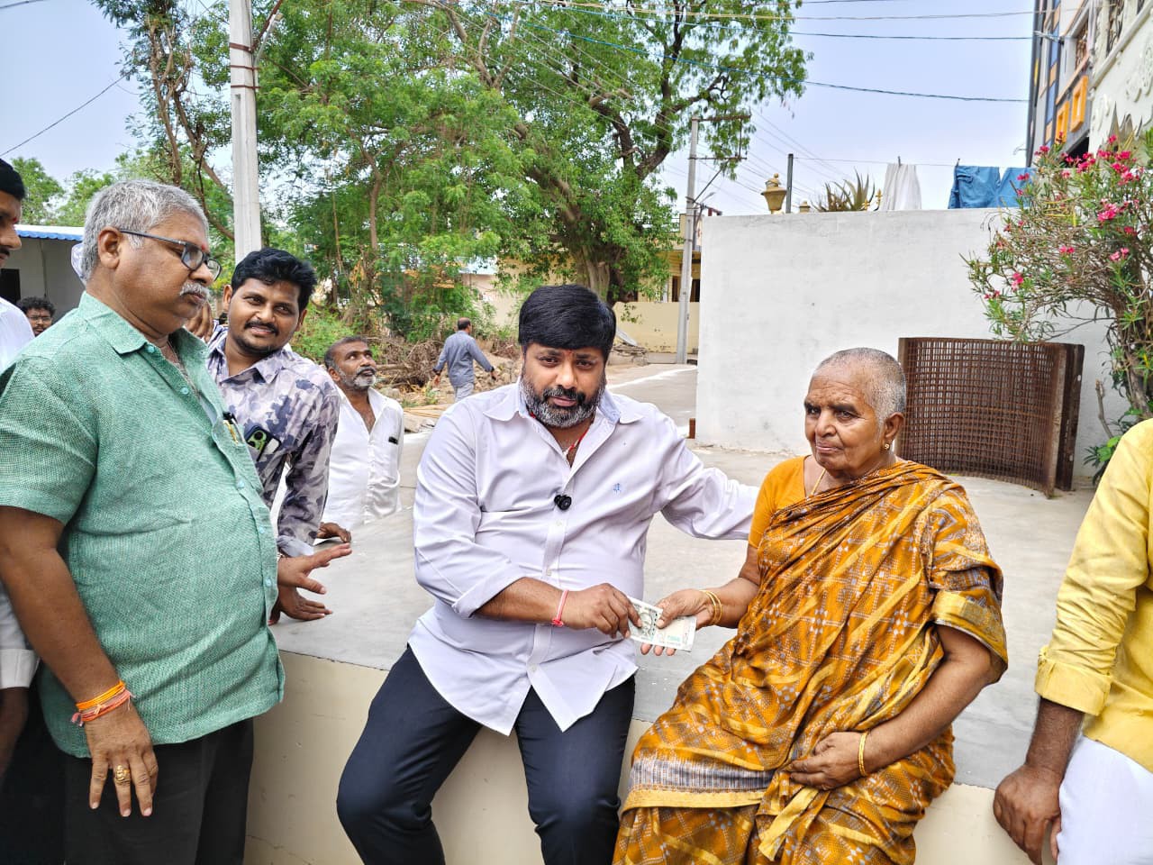 పింఛన్లు పంపిణీ చేసిన మారిటైమ్ బోర్డు చైర్మన్