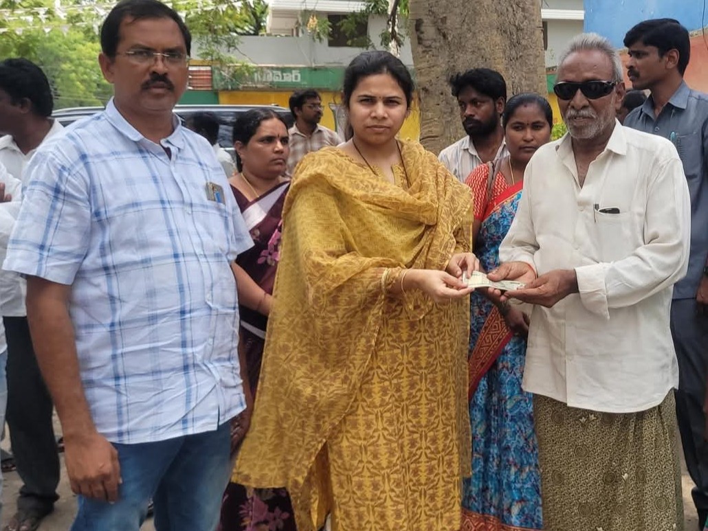 పెన్షన్లు పంపిణీ చేసిన ఎమ్మెల్యే భూమా అఖిల ప్రియ