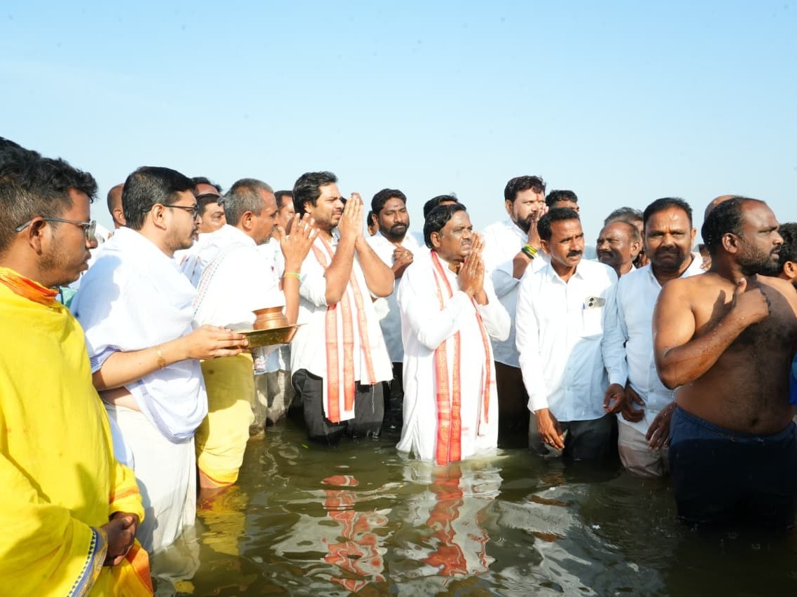 కాళేశ్వరం ఆలయంలో పూజలు నిర్వహించిన మంత్రి