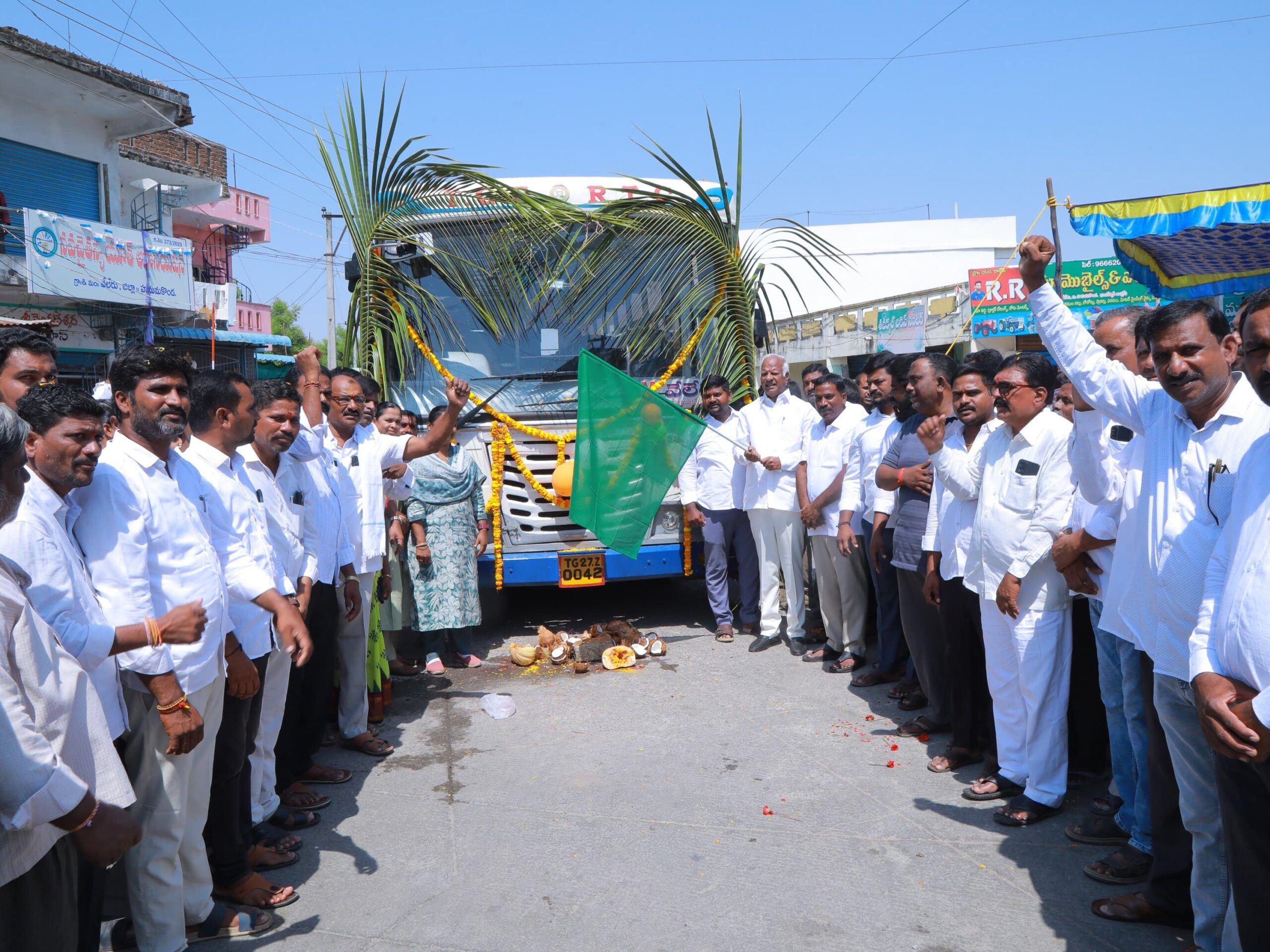 బస్సు సర్వీసును ప్రారంభించిన ఎమ్మెల్యే