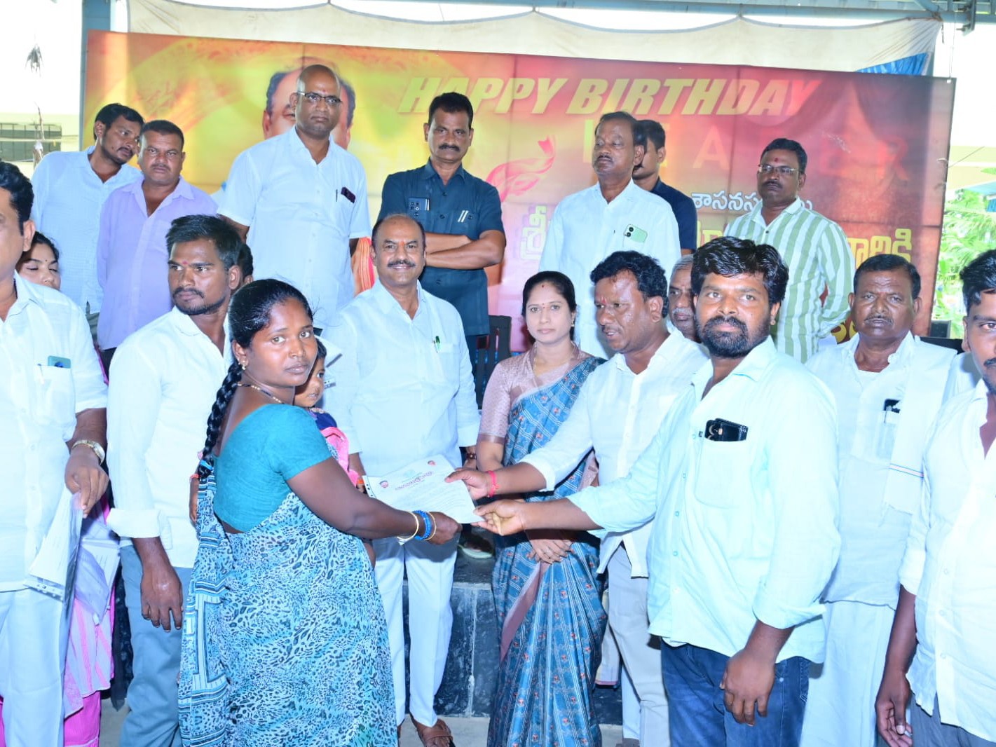 ఇందిరమ్మ ఇండ్ల పత్రాలు పంపిణీ చేసిన ఎమ్మెల్యే