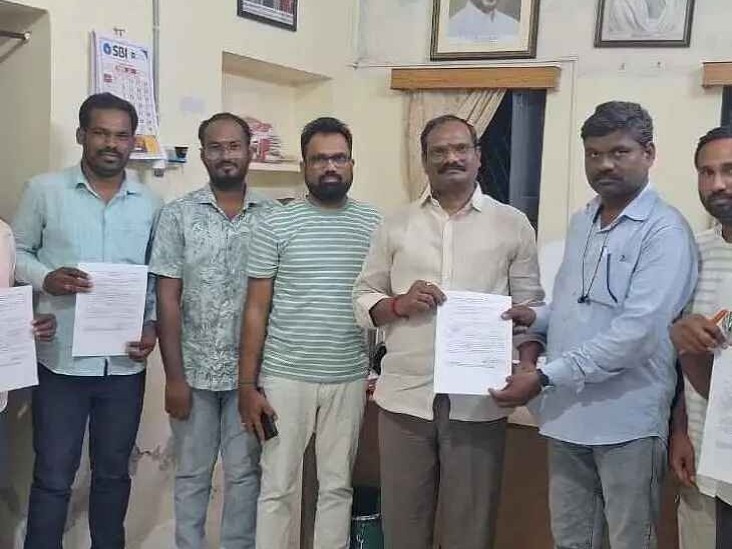 గ్రామ కార్యదర్శులకు బదిలీ పత్రాల అందజేత