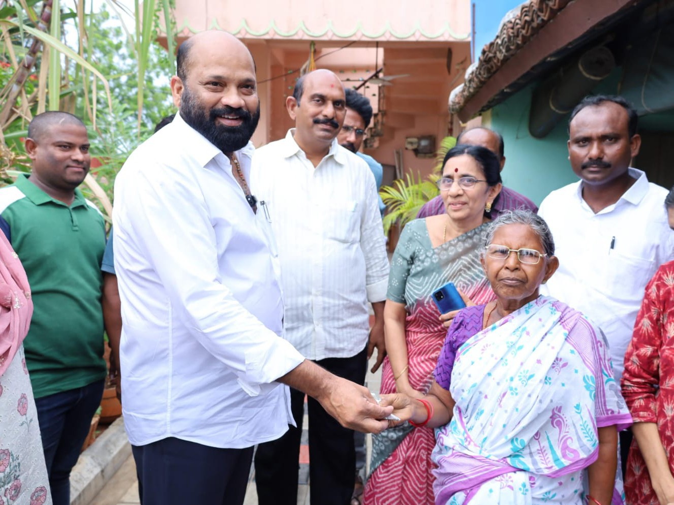 ఉంగుటూరులో పెన్షన్ పంపిణీ ఎమ్మెల్యే యార్లగడ్డ