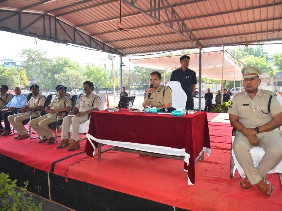 విధి నిర్వహణలో రాణిస్తే గుర్తింపుతో పాటు రివార్డులు: CP
