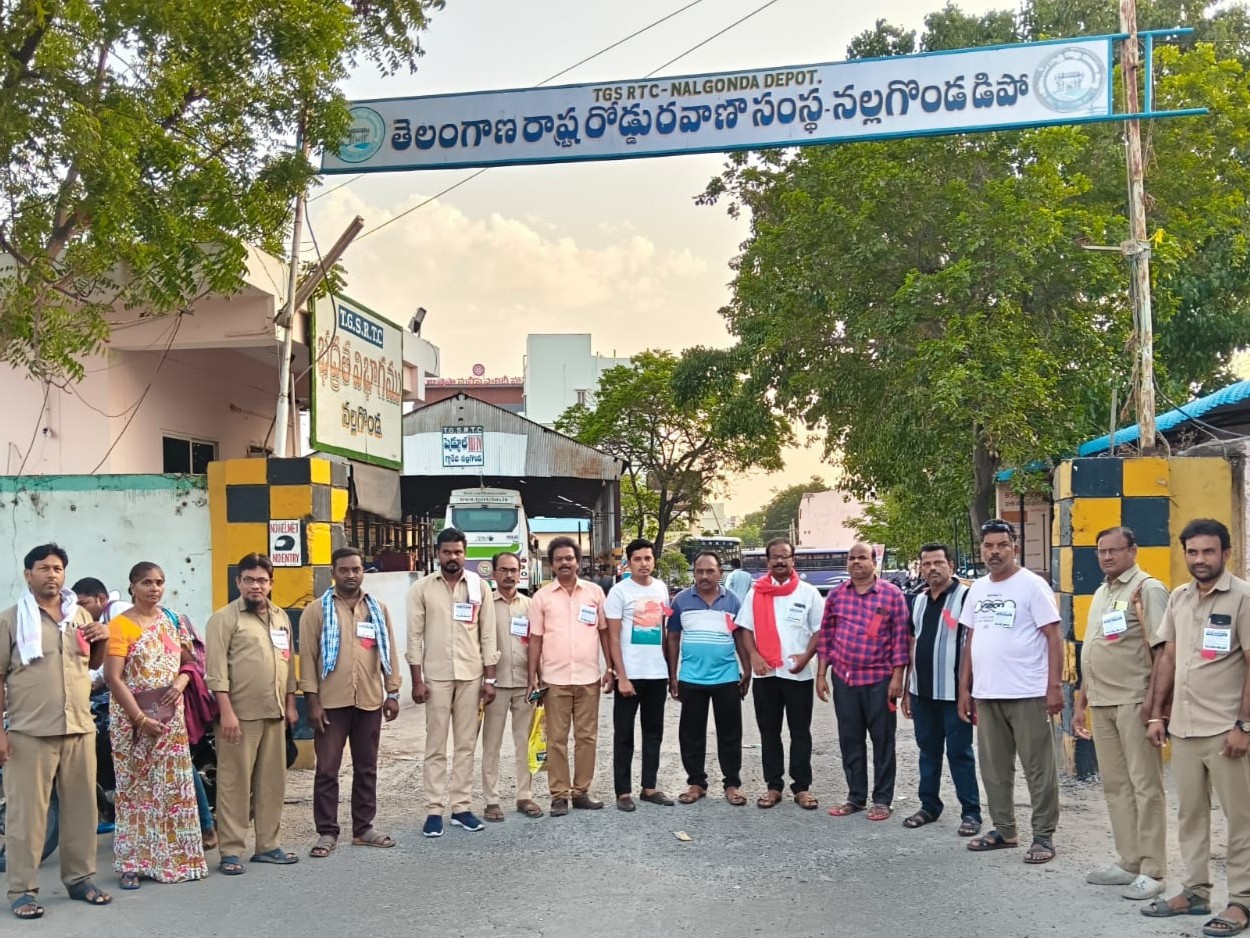 నల్గొండ డిపో ముందు ఆర్టీసీ కార్మికుల నిరసన