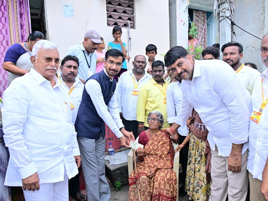 ఎఫ్‌సీఐ గోదాముల వద్ద ఎన్టీఆర్ భరోసా పింఛన్ల పంపిణీ