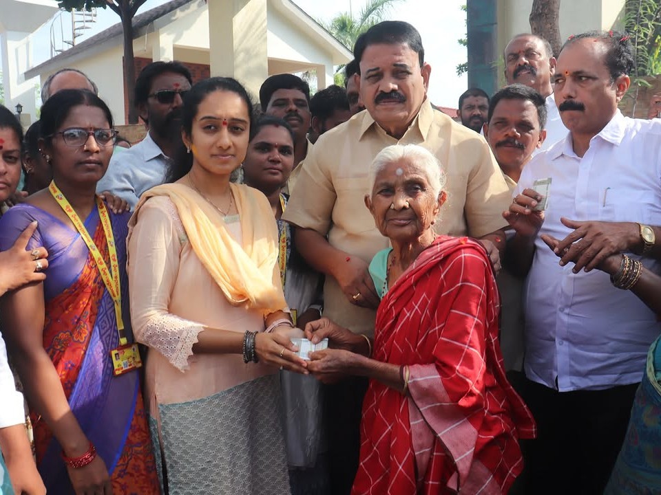 ‘ప్రభుత్వ ఉద్యోగుల కంటే ముందుగానే పెన్షన్ పంపిణీ’