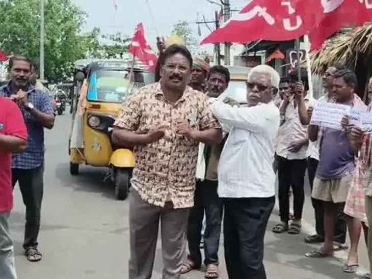 ఆటోను త్రాళ్లతో లాగుతూ విన్నూత్న నిరసన
