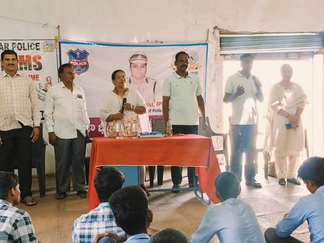 పోలీసుల ఆధ్వర్యంలో అవగాహన సదస్సు