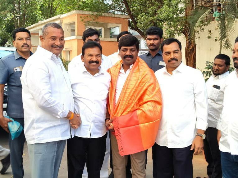 వేముల జన్మదిన వేడుకకు ఎమ్మెల్యే హాజరు