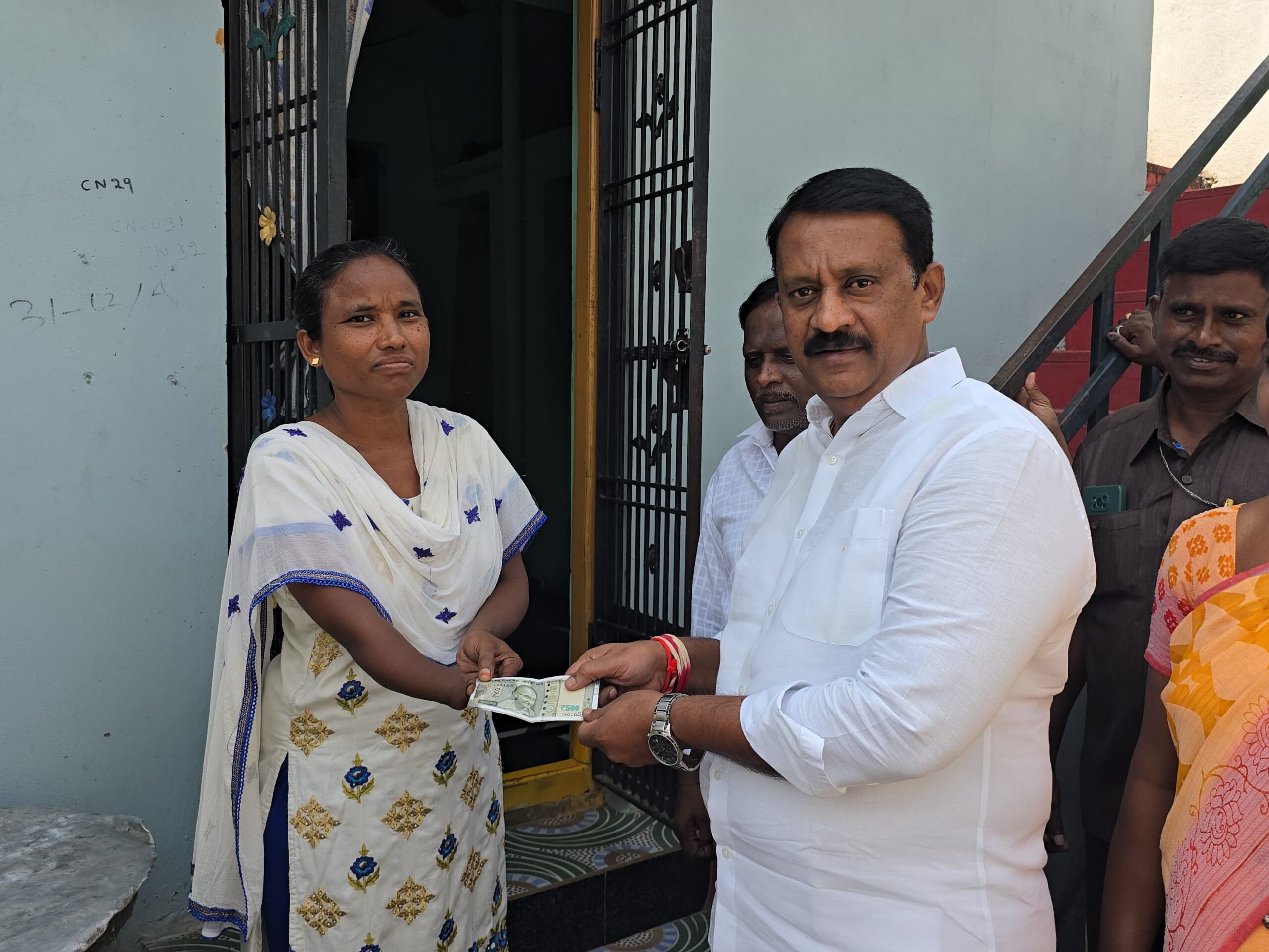 పెన్షన్‌లు పంపిణీ చేసిన ఎమ్యెల్యే
