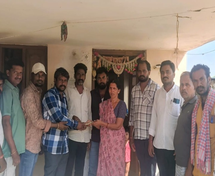 మృతి చెందిన యువ రైతు కుటుంబానికి చేయూత..!