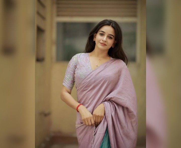 పర్పుల్ శారీలో మెరిసిపోతున్న దివ్య గణేశన్