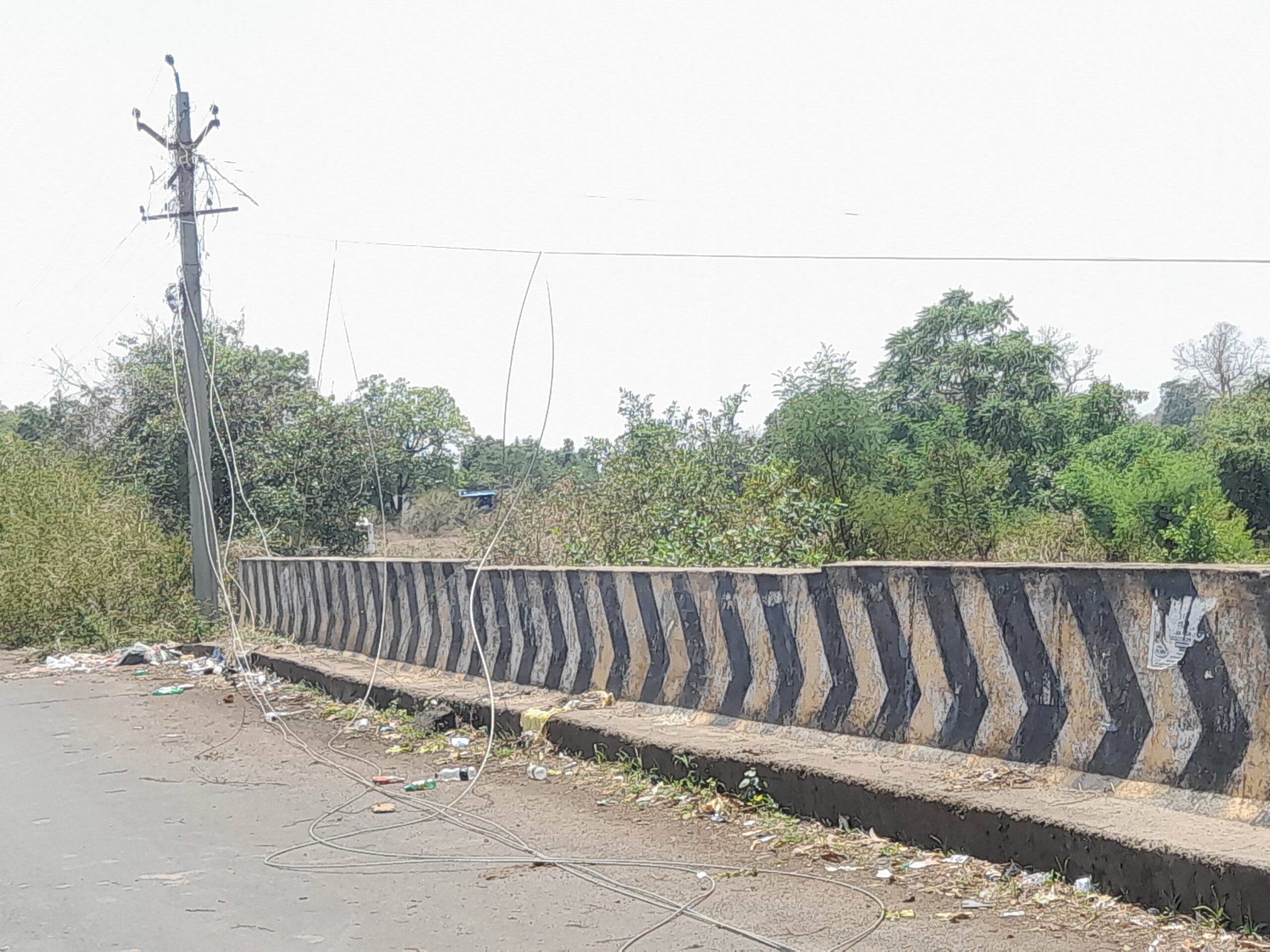 తెగిన తీగలతో రాకపోకలకు ఆటంకం