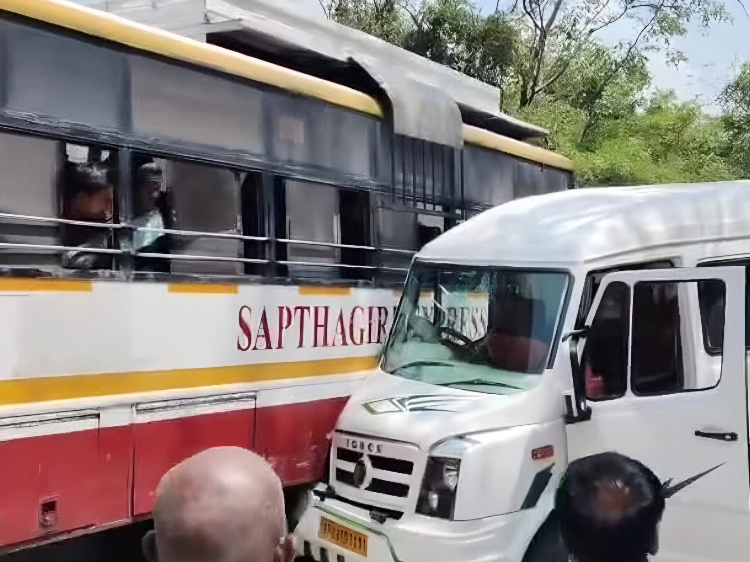 తిరుమల ఘాట్ రోడ్డులో బస్సు-వ్యాన్ ఢీ