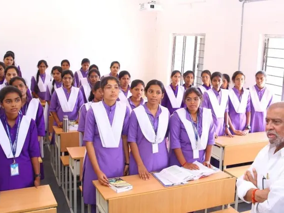 కళాశాల భవనాలను పరిశీలించిన మంత్రి