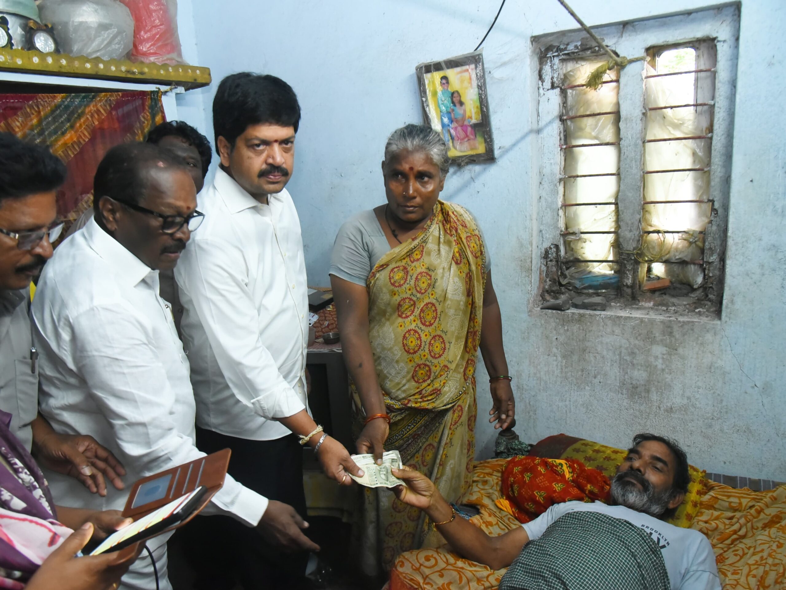 క్రమం తప్పకుండా పెన్షన్ నగదును అందజేస్తున్నాం: మంత్రి