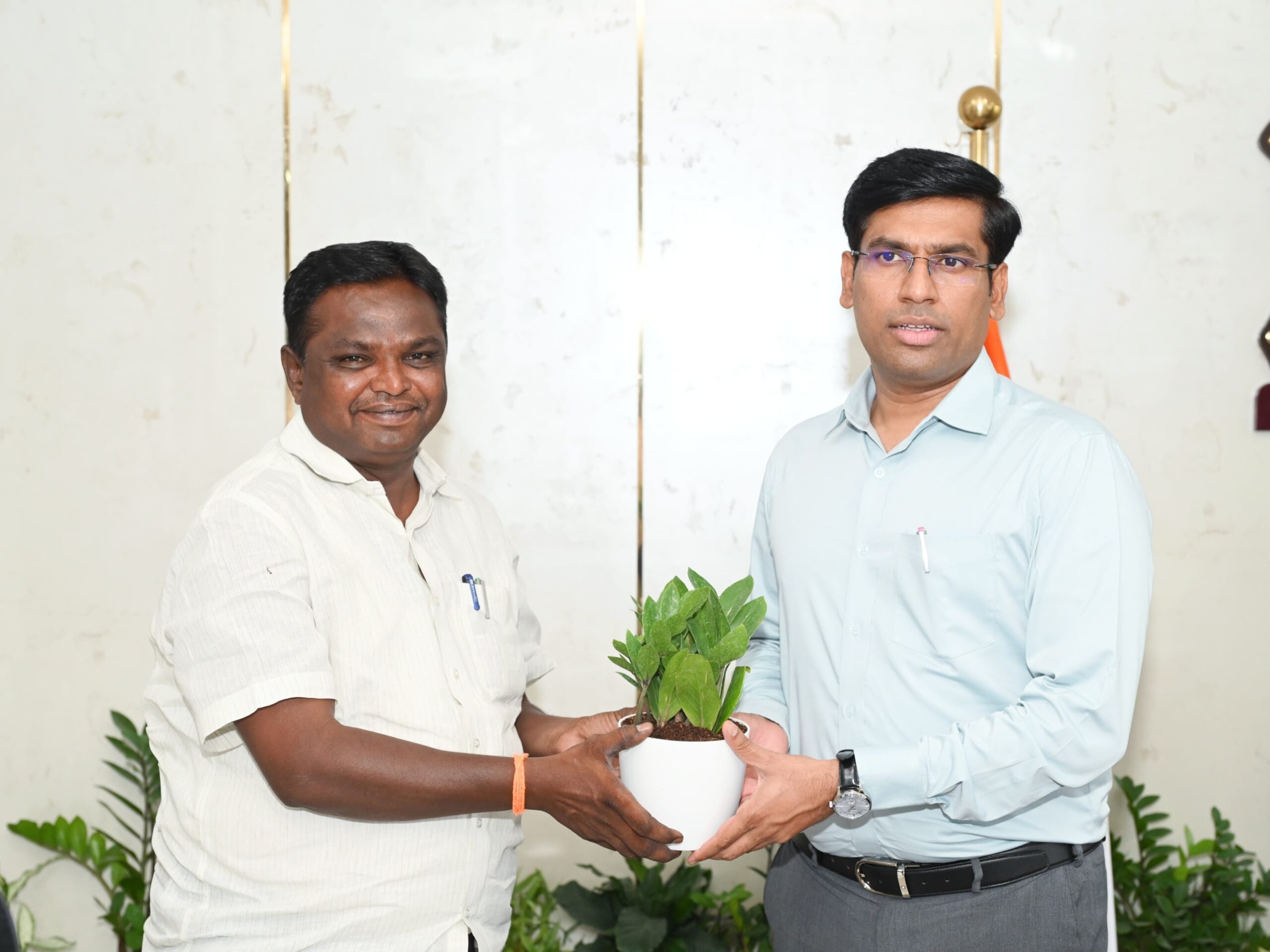 కలెక్టర్‌ను కలిసిన మత్స్యశాఖ డిప్యూటీ డైరెక్టర్