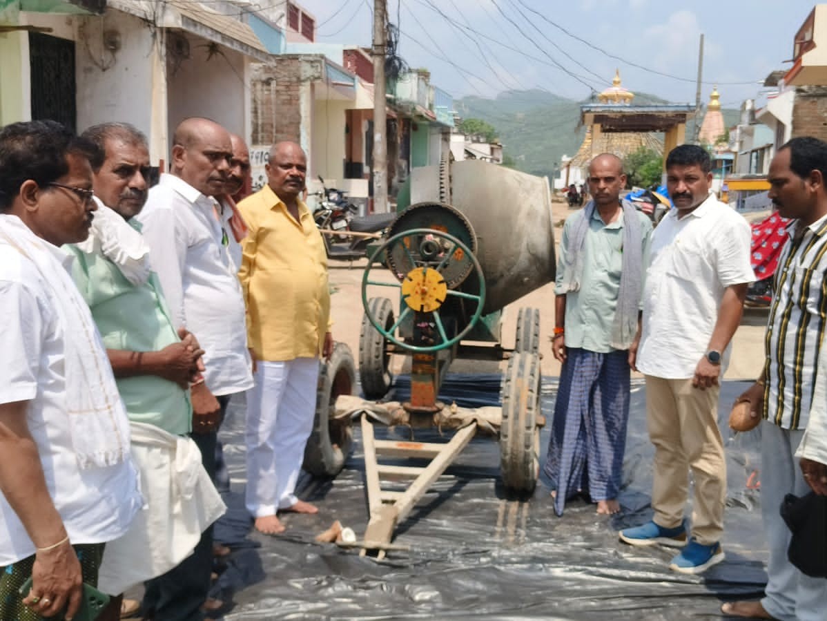 బైరిపురంలో రూ.3 లక్షలతో సీసీ రోడ్డుకు శంకుస్థాపన