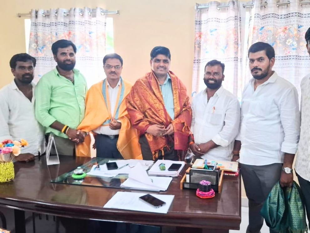 నూతన ఎంపీడీవోను సన్మానించిన సర్పంచ్