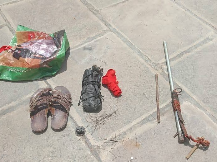 వేటగాళ్ల కలకలం.. బైక్, తుపాకీ స్వాధీనం