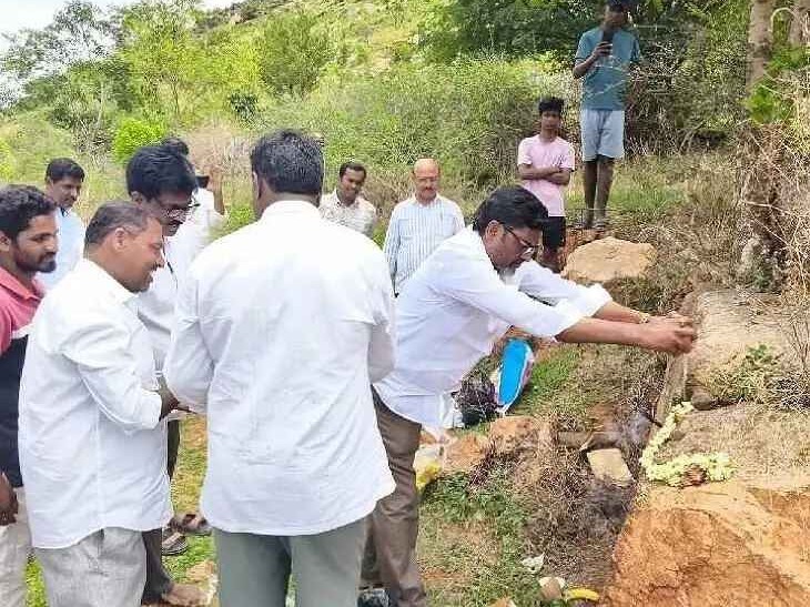సీసీ రోడ్డు పనులకు భూమి పూజ చేసిన కూటమి నాయకులు